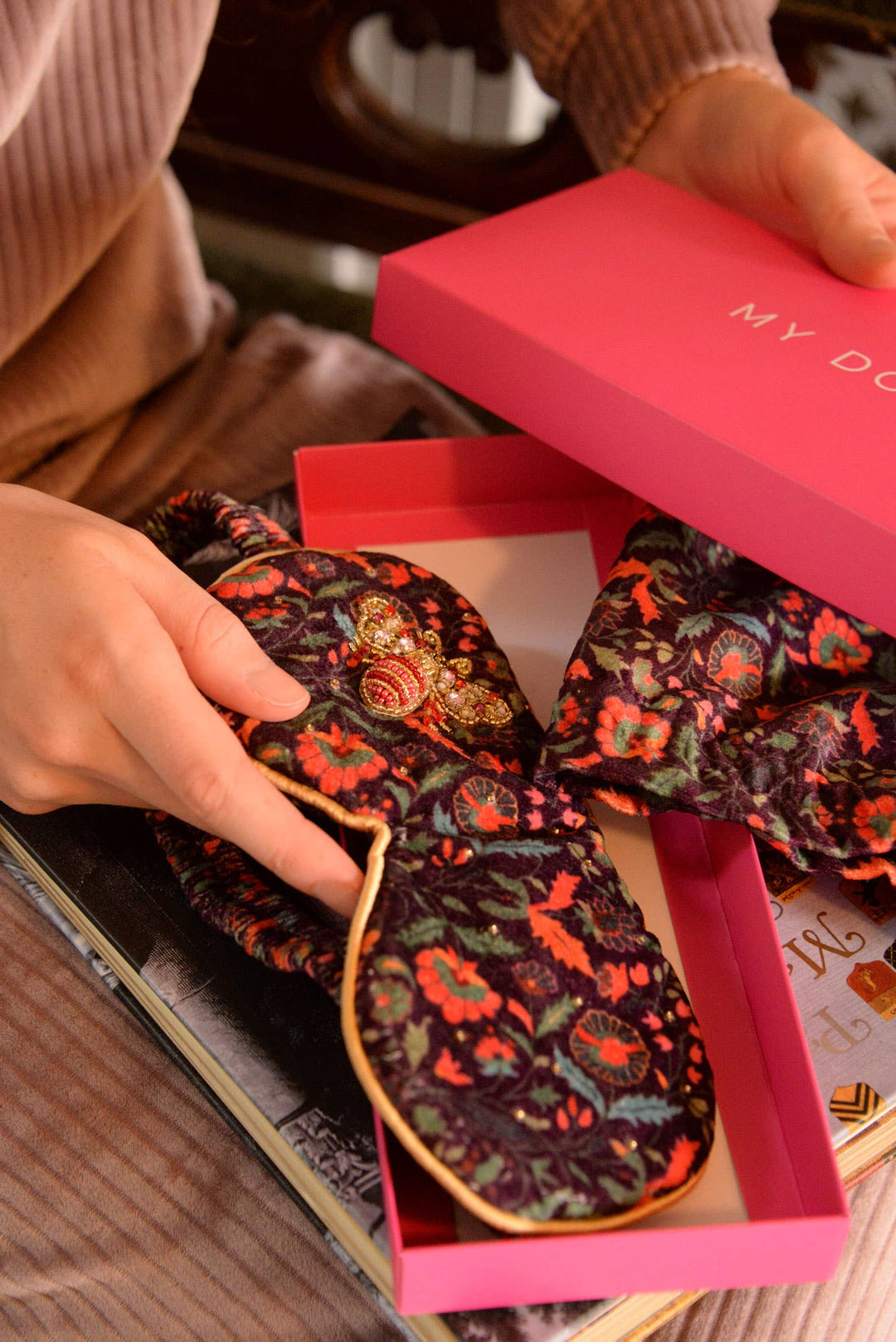 ANTIFAZ PARA DORMIR CON ESTAMPADO DE ABEJA ROSA Y DORADO