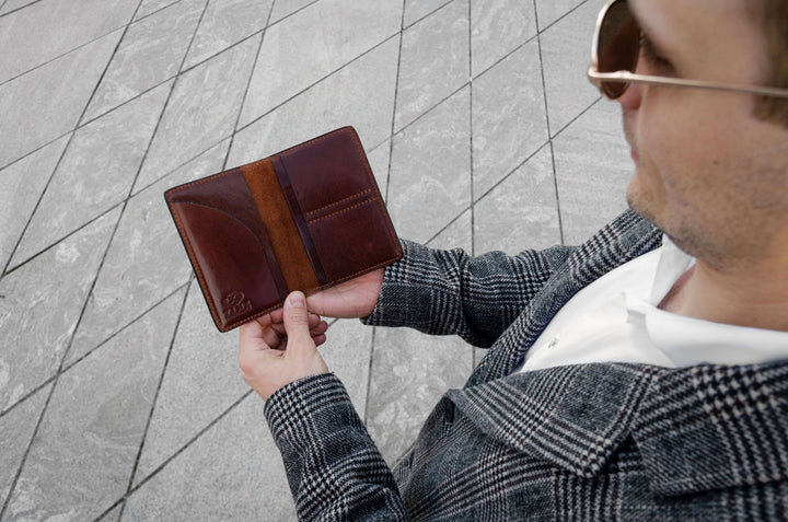 Funda para pasaporte de cuero marrón - Los viajes de Gulliver