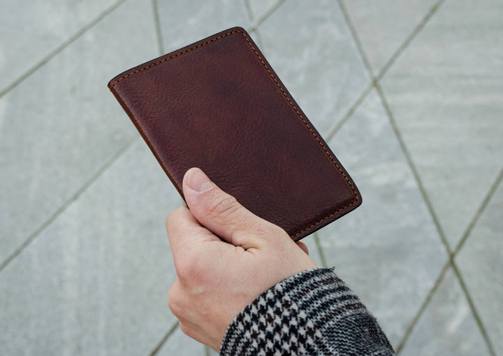 Funda para pasaporte de cuero marrón - Los viajes de Gulliver